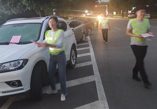安丘市醫(yī)療保障局組織開(kāi)展安全文明停車(chē)引導(dǎo)志愿服務(wù)活動(dòng)，提升停車(chē)服務(wù)質(zhì)量